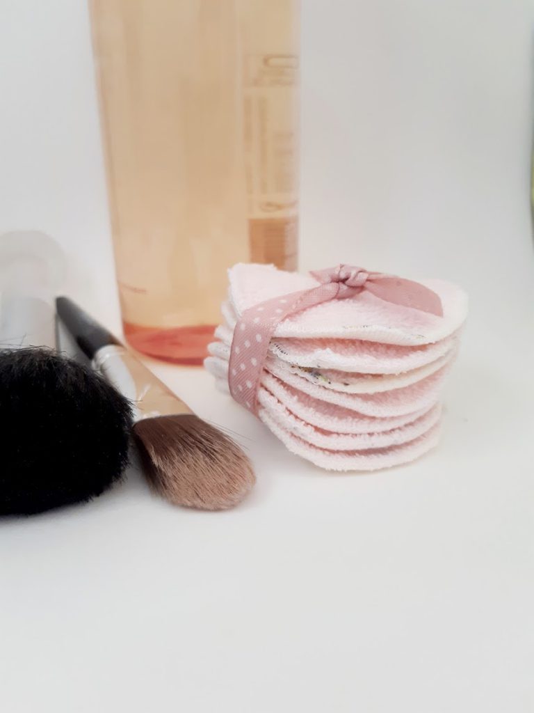 Kropki design make up remover pads